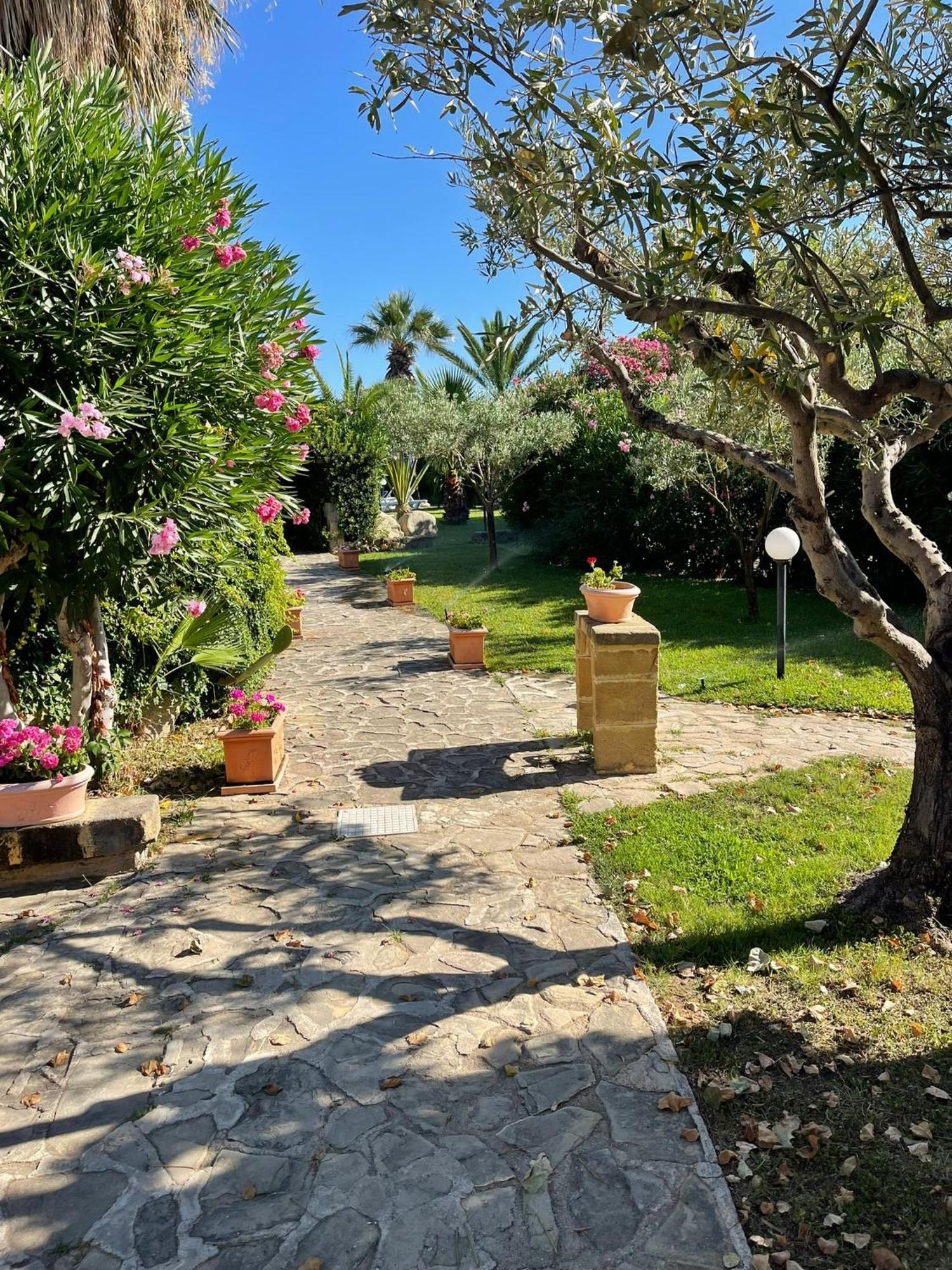 Aparthotel Soleada Club Campofelice Di Roccella Exterior foto